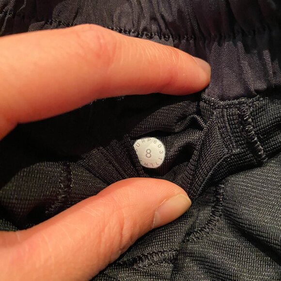 lululemon - hotty hot short (low rise) - Picture 3 of 9